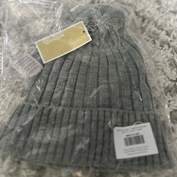 ?MICHAEL KORS??NWT?GRAY RIBBED KNIT BEANIE HAT WITH POM